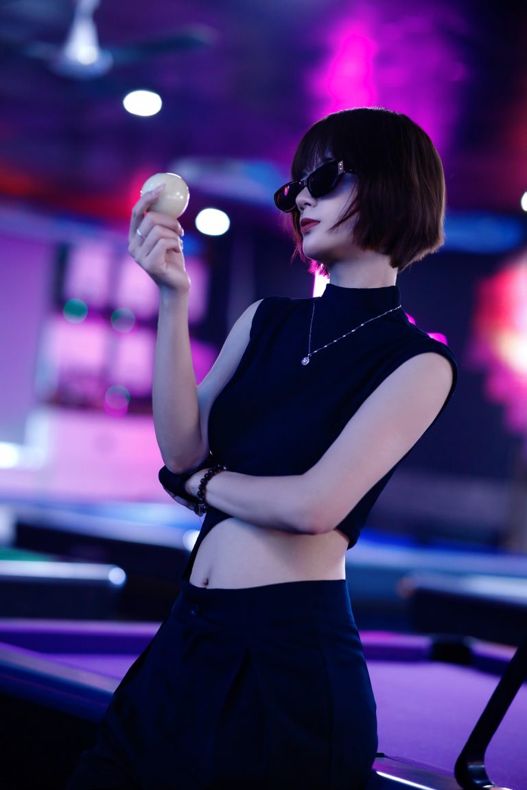 Chân dung thời trang dưới ánh đèn neon